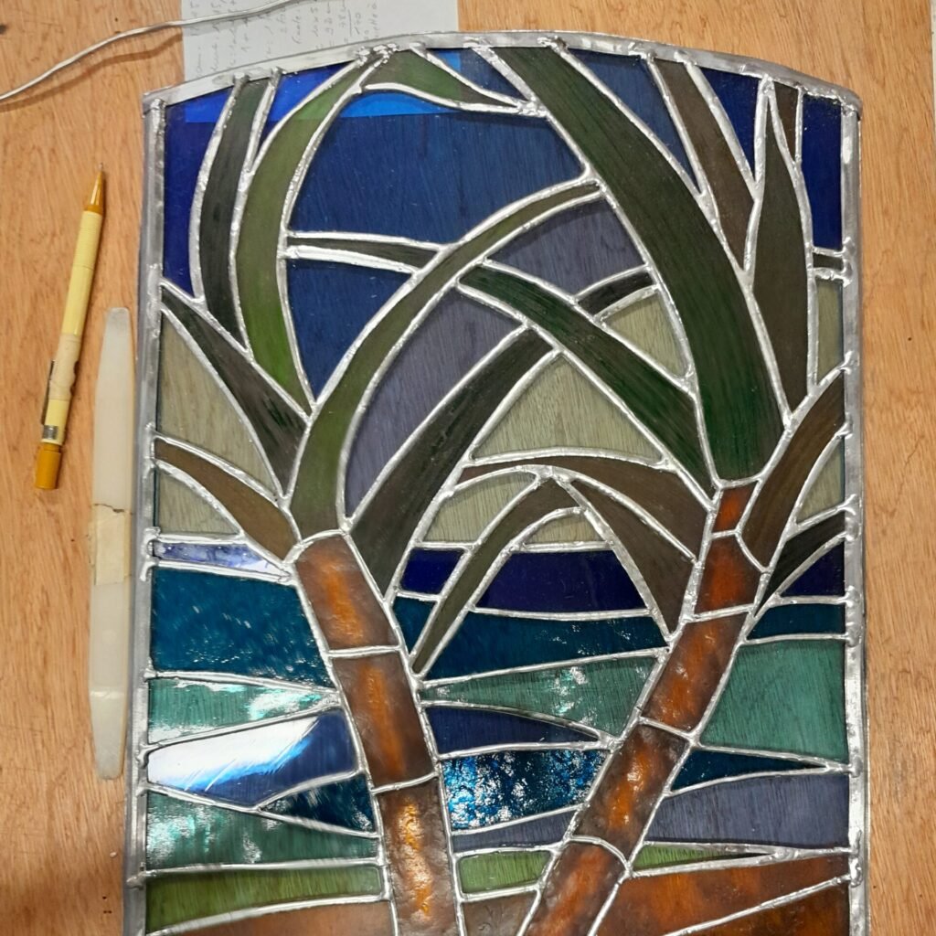 L'Atelier Vitrail Martinique 12 Soudure du vitrail